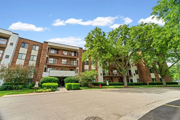 $175,000 | 1500 Harbour Drive, Unit 4F, Wheeling, IL 60090