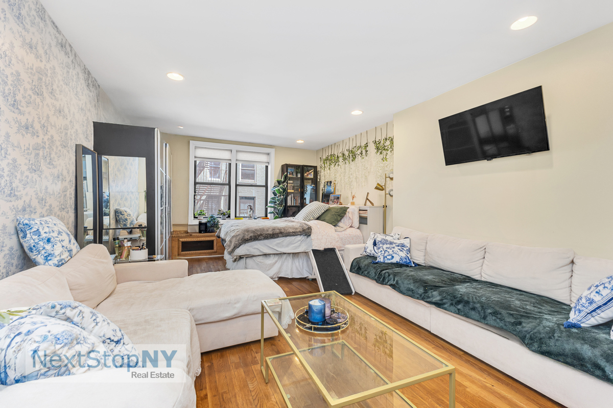 229 East 28th Street, Unit 2C Manhattan, NY 10016 - Photo 2 of 7