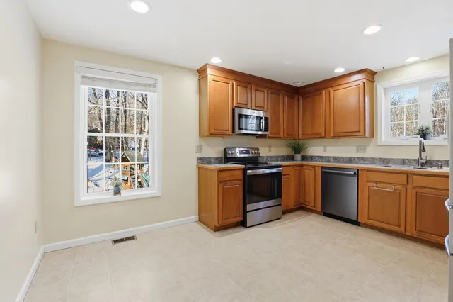 $569,900 | 9 Lucas Pond Road, Nottingham, NH 03290