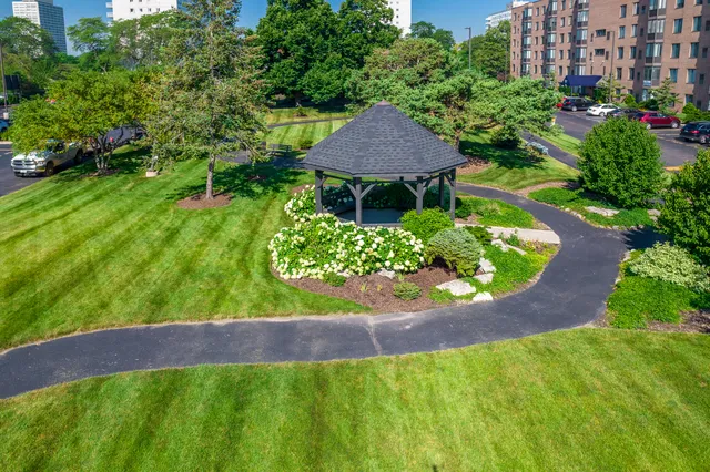a view of yard with green space