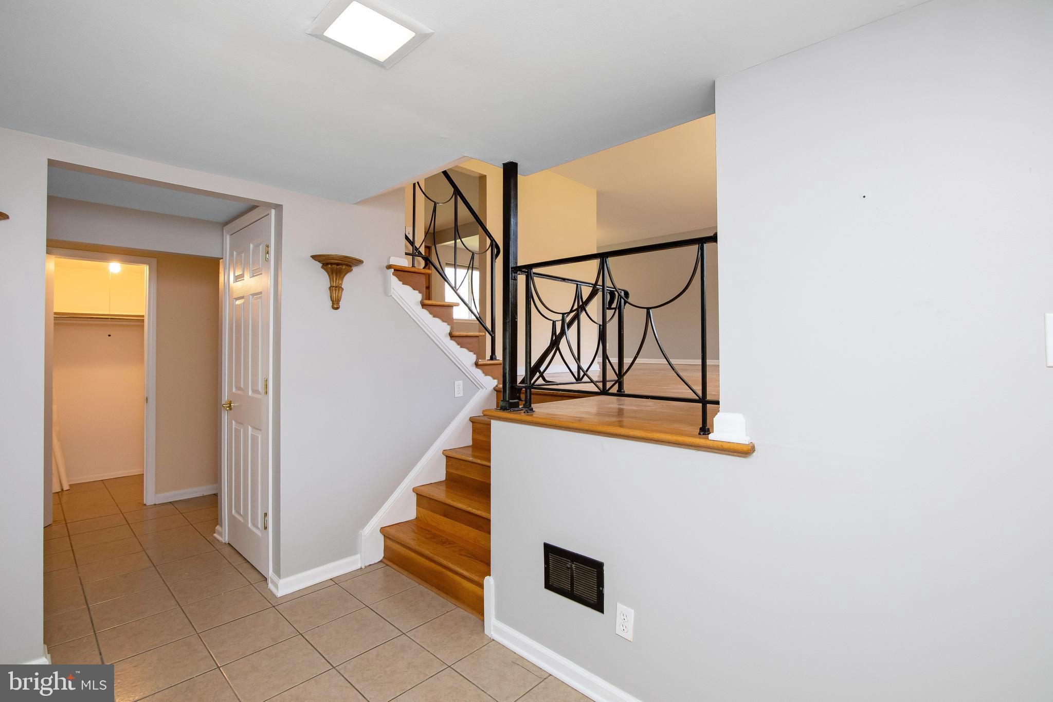 9 Regent Road Cherry Hill, NJ 08003 - Photo 5 of 40 Foyer leading to Living Room