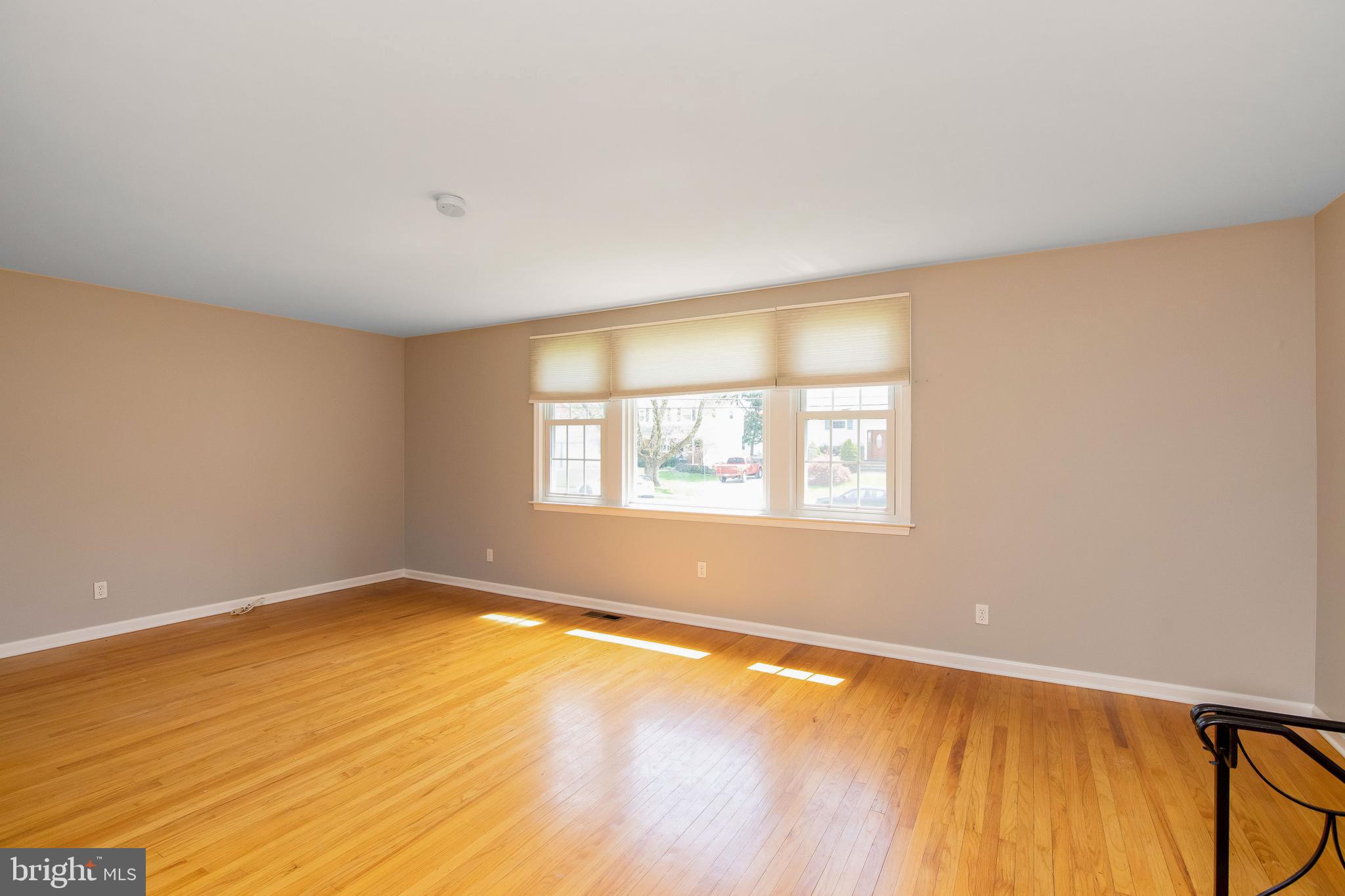 9 Regent Road Cherry Hill, NJ 08003 - Photo 8 of 40 Living Room