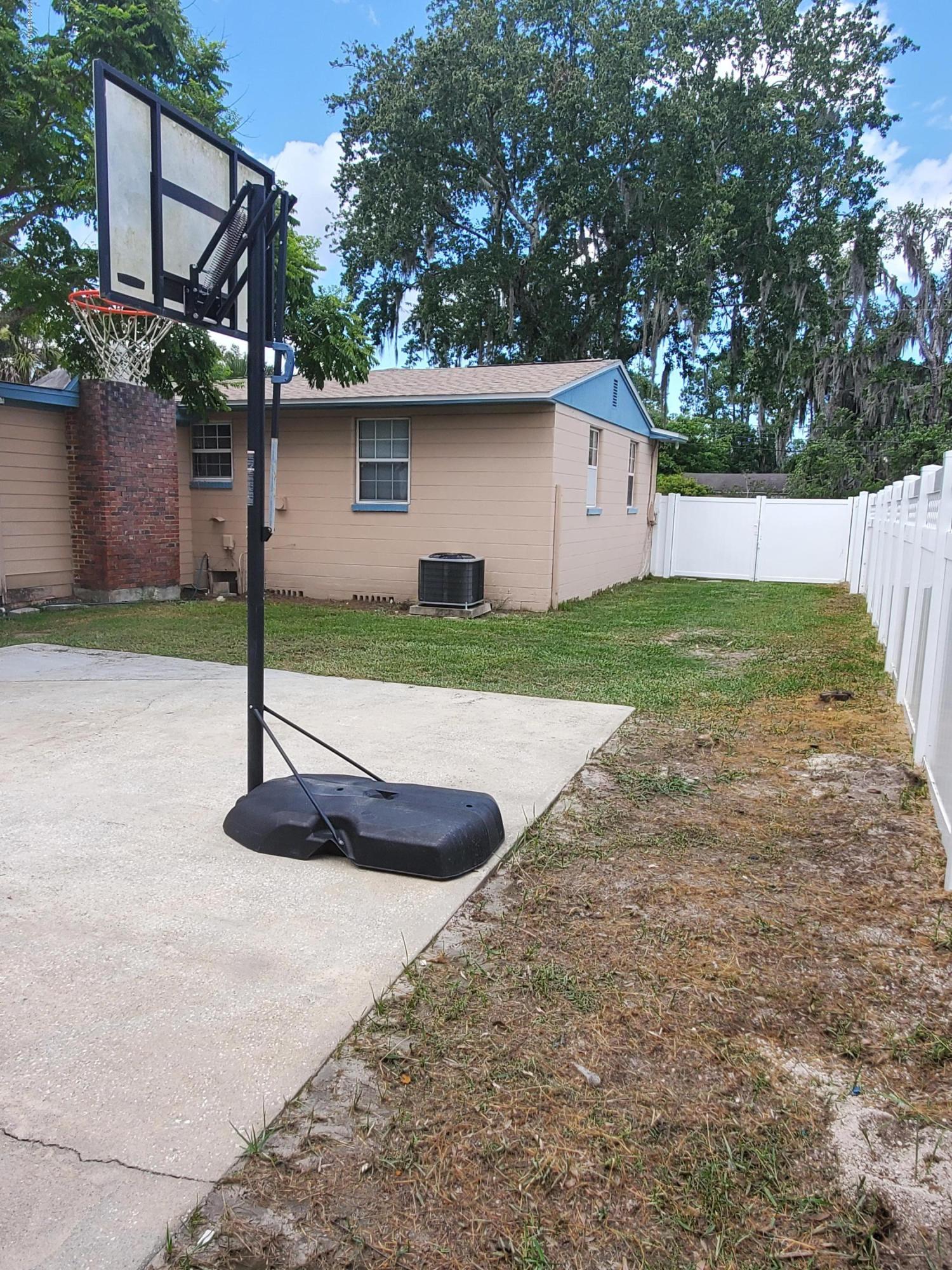 1064 Halifax Road Jacksonville, FL 32216 - Photo 25 of 31 left side yard