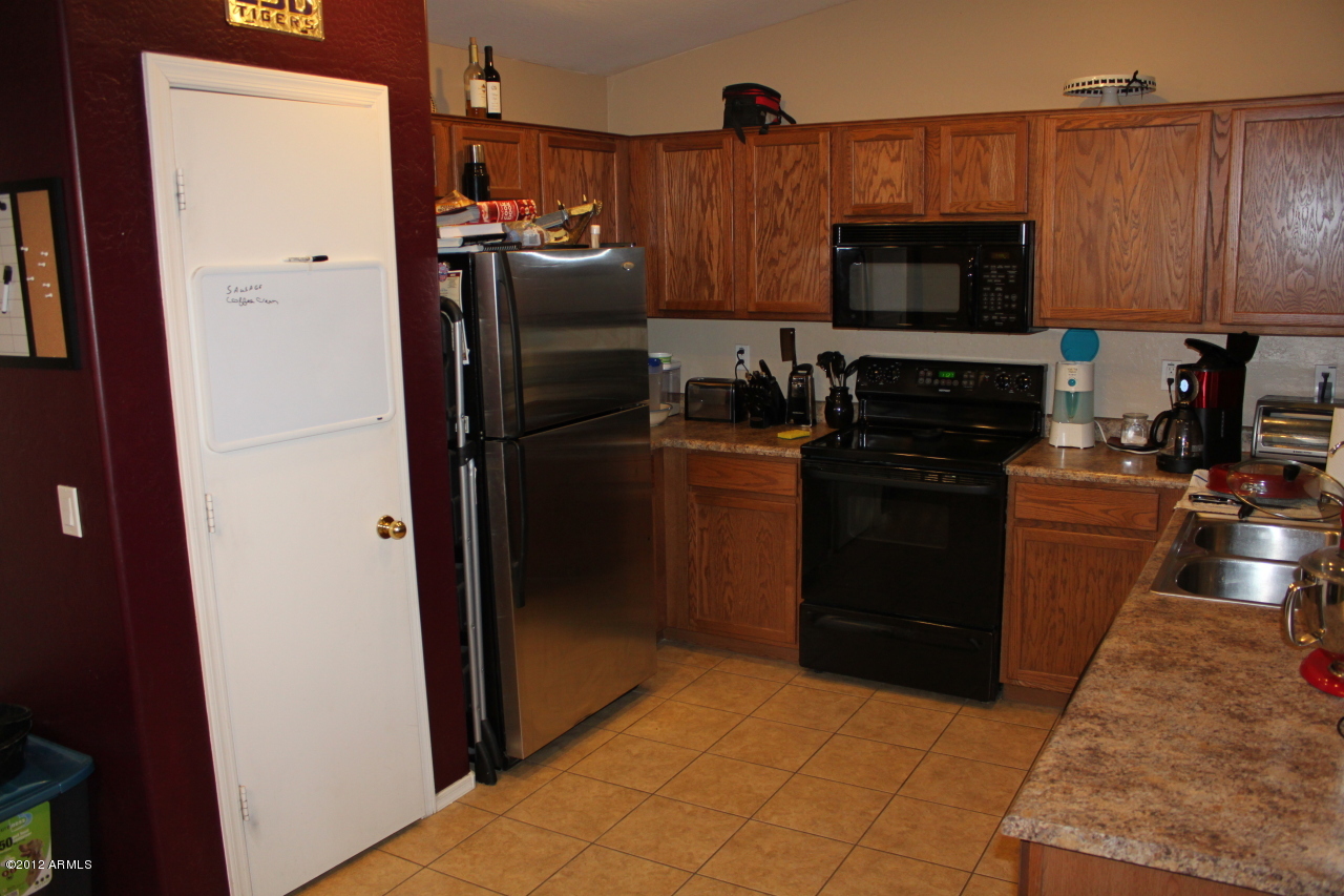2425 West Apollo Road Phoenix, AZ 85041 - Photo 2 of 22 Kitchen