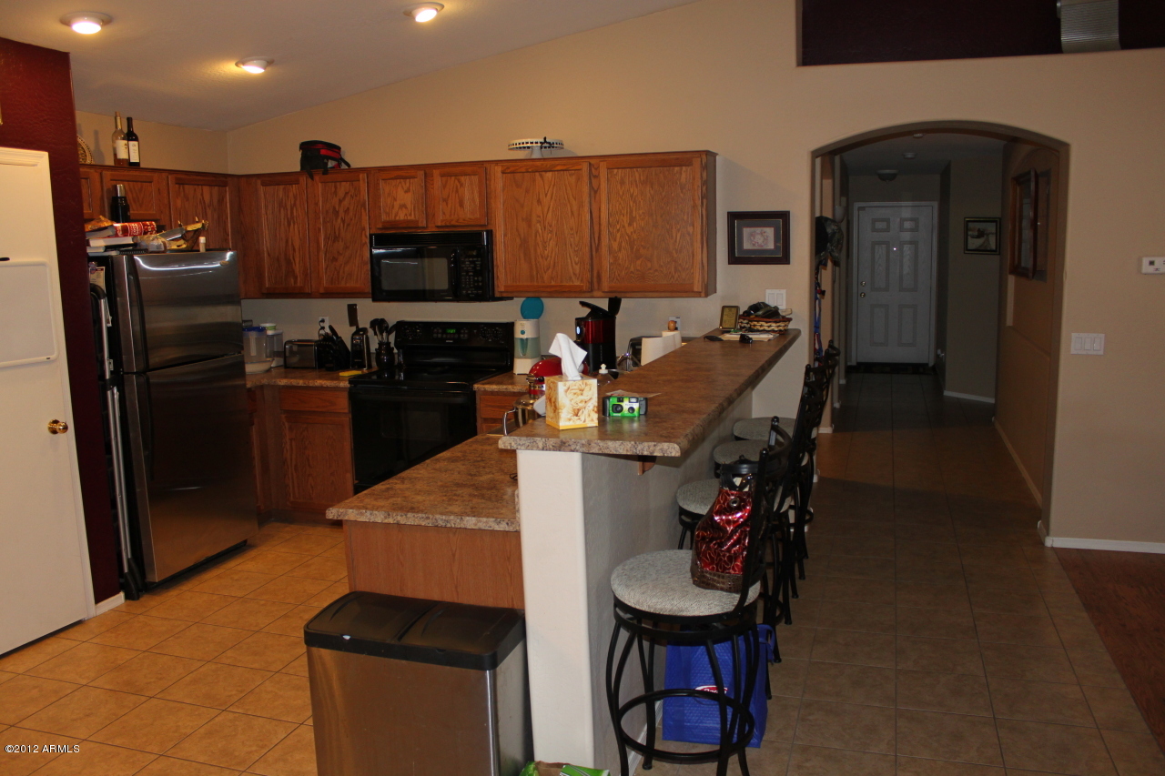 2425 West Apollo Road Phoenix, AZ 85041 - Photo 3 of 22 Kitchen Breakfast Bar
