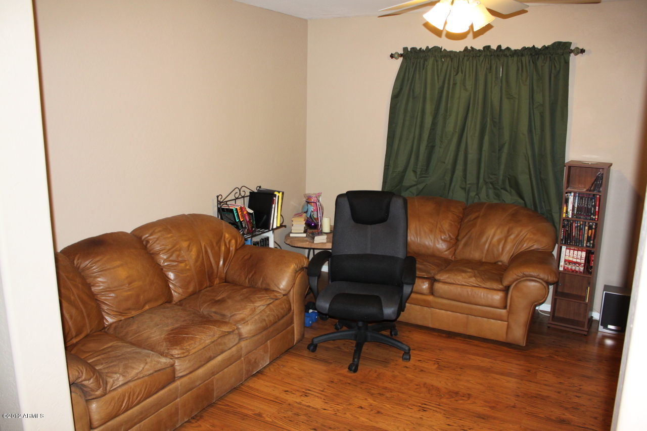 2425 West Apollo Road Phoenix, AZ 85041 - Photo 4 of 22 Den/Office/Computer Room/Play Room