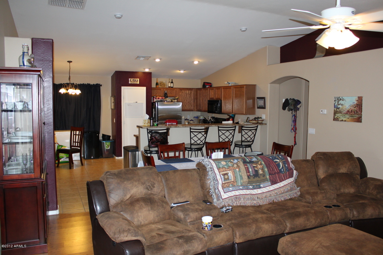 2425 West Apollo Road Phoenix, AZ 85041 - Photo 8 of 22 Great Room