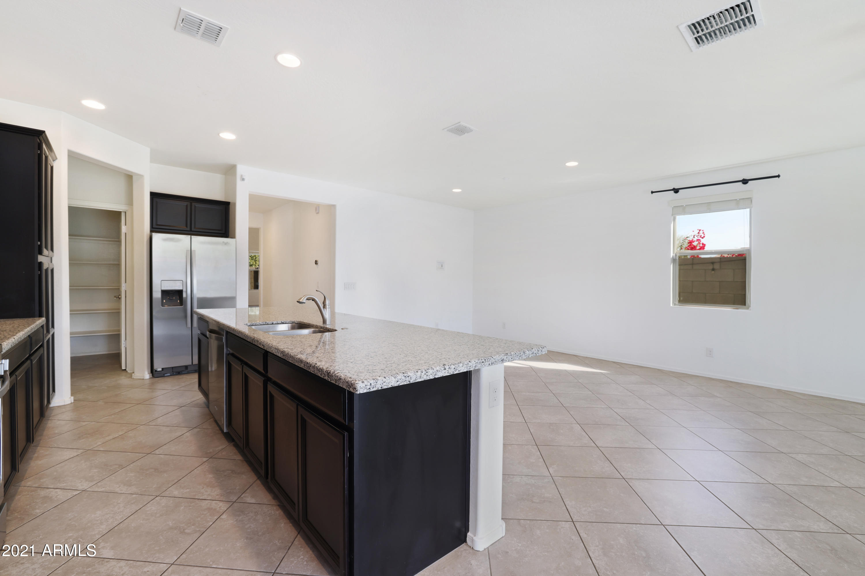 2527 East Beverly Road Phoenix, AZ 85042 - Photo 8 of 35 0H0A0944