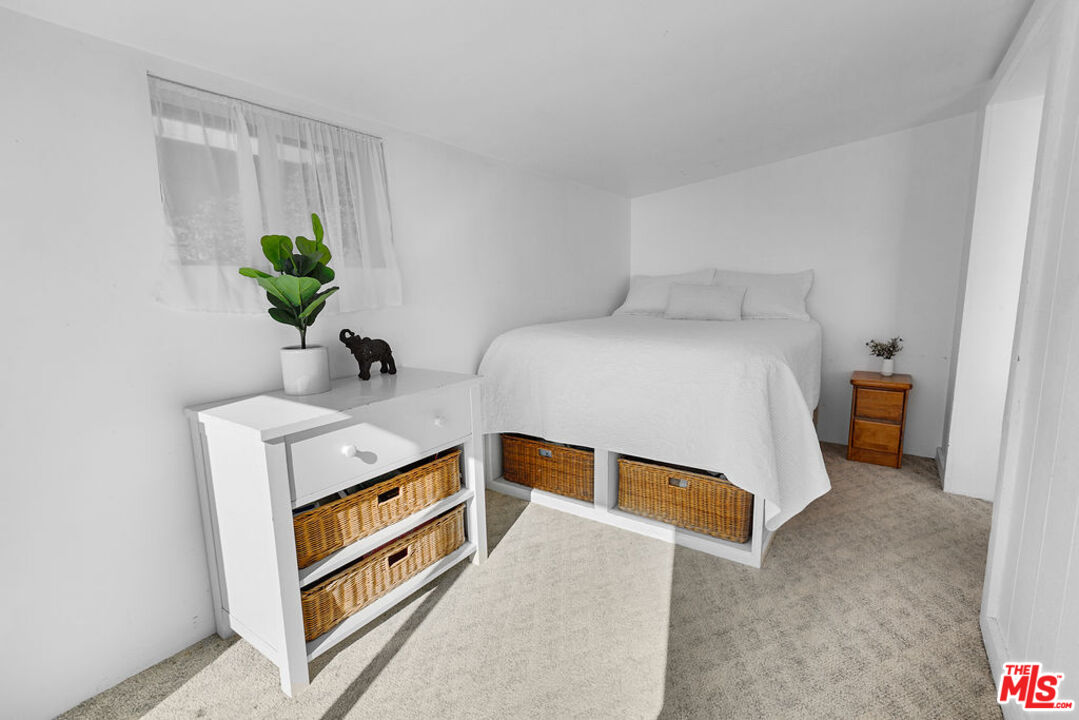 29500 Heathercliff Road, Unit 252 Malibu, CA 90265 - Photo 18 of 50 a bedroom with a bed and a potted plant