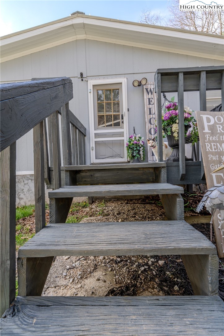 672 Upper Hanging Rock Road Spruce Pine, NC 28777 - Photo 5 of 22 a view of a living room