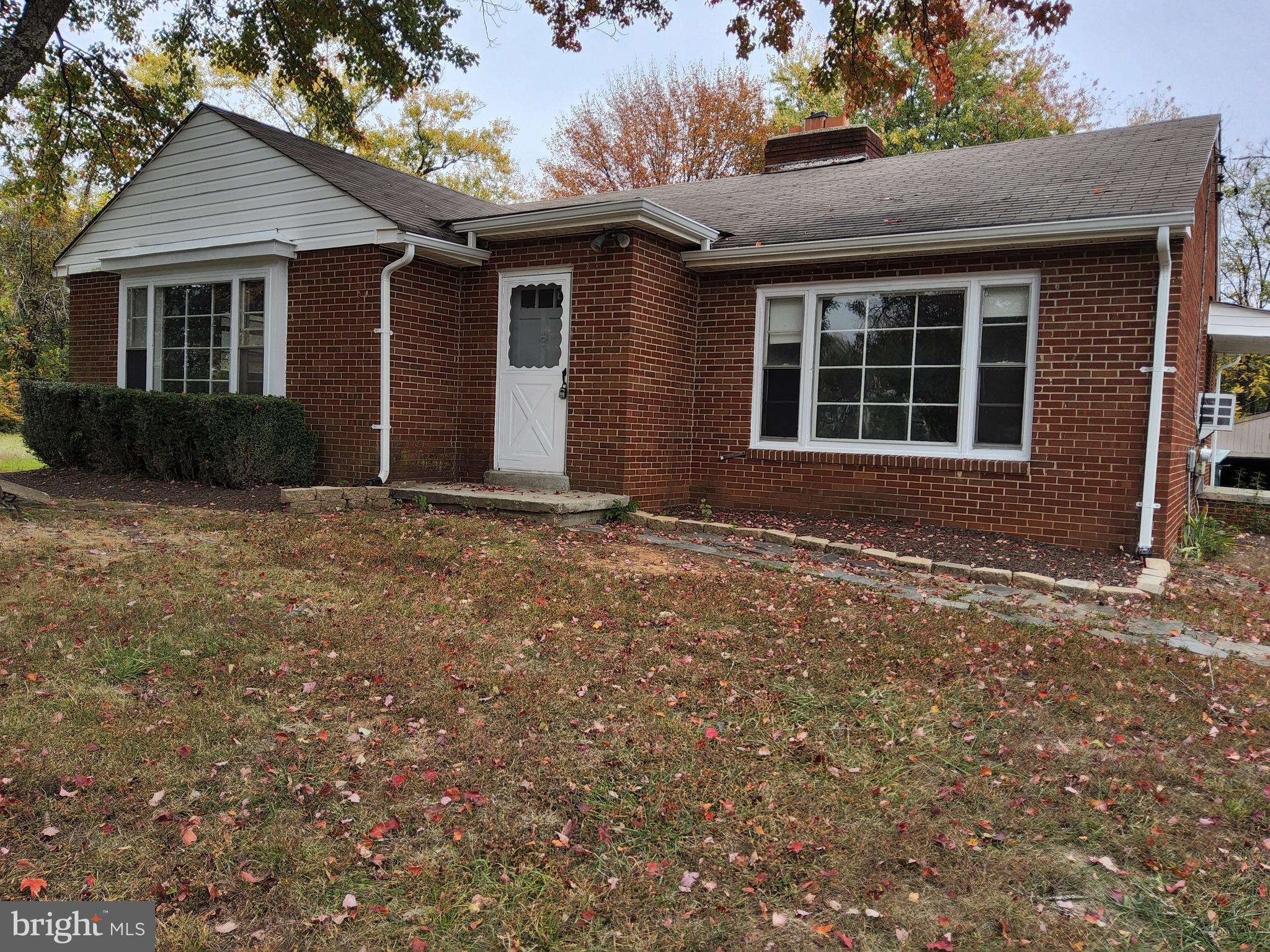13723 Dumfries Road Manassas, VA 20112 - Photo 2 of 21 a front view of house with yard
