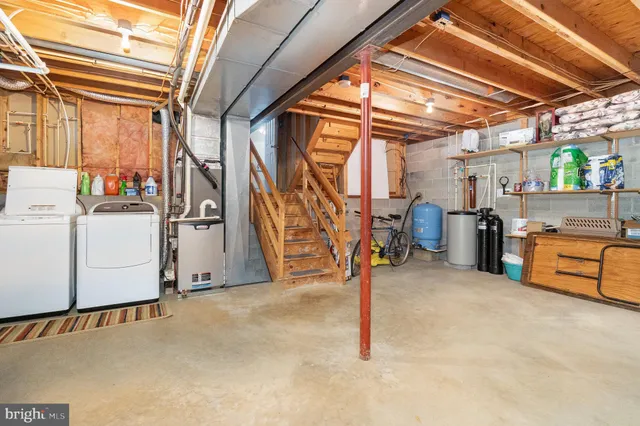 a view of a storage & utility room