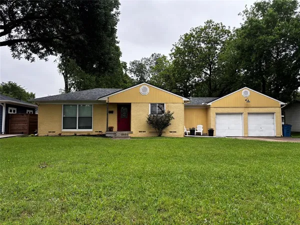 $2,650 | 816 East Texas Street, Grapevine, TX 76051