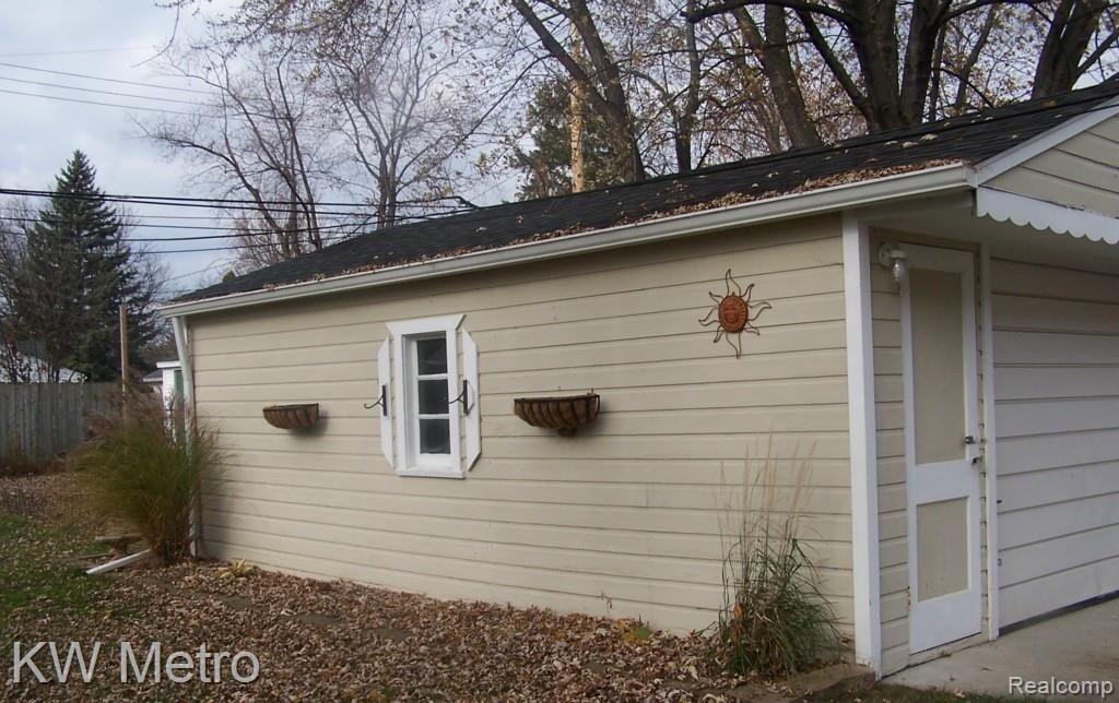 4017 Durham Road Royal Oak, MI 48073 - Photo 15 of 16 garage side.jpg