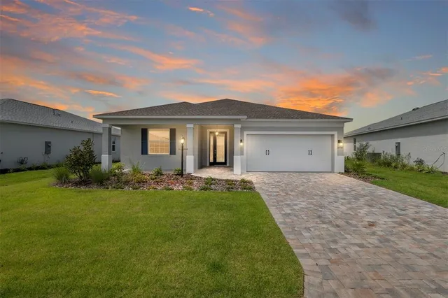 a view of an house with backyard and garden