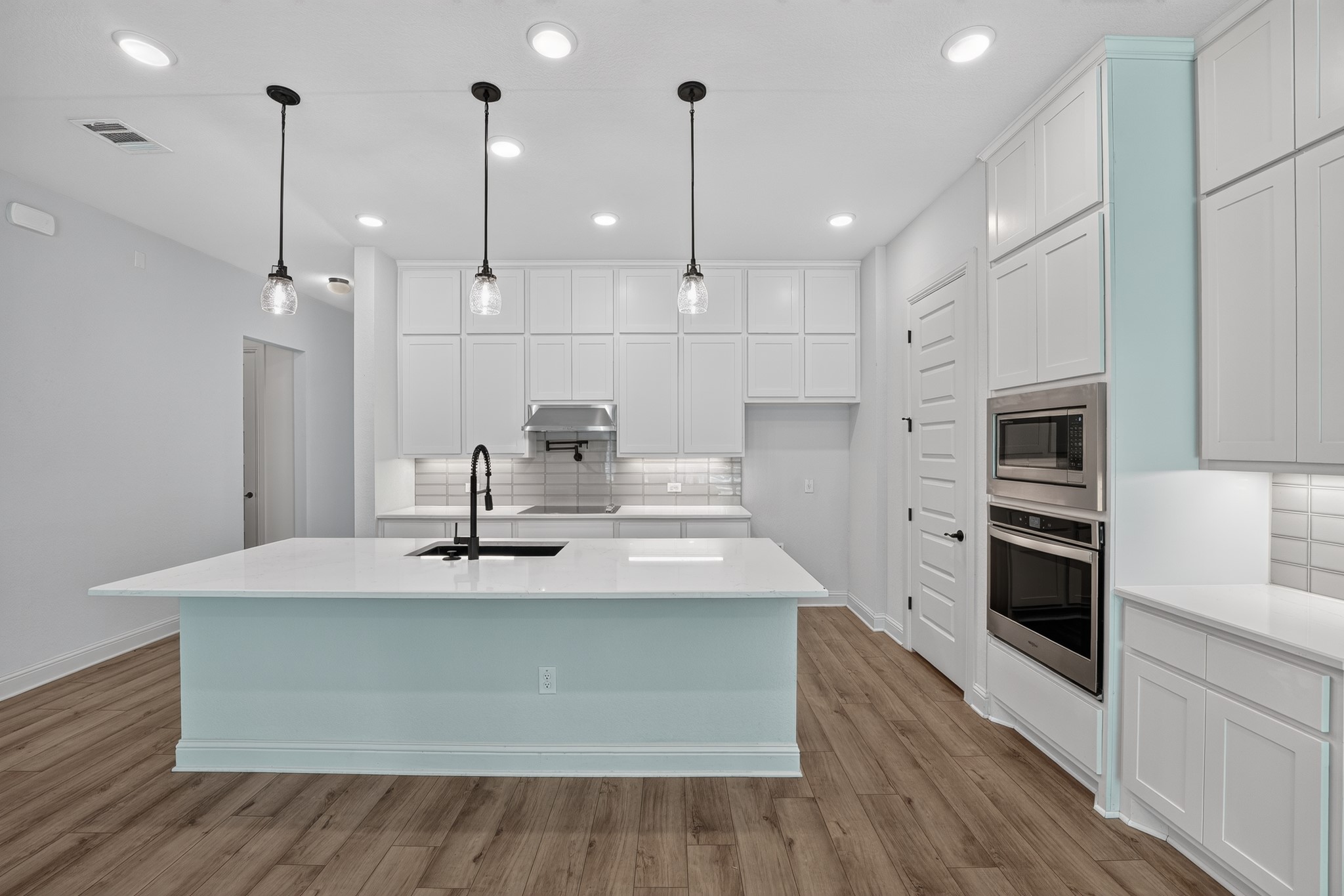 508 Pinnacle View Drive Georgetown, TX 78628 - Photo 7 of 27 Culinary dreams come alive in this crisp, bright kitchen with an inviting island and sleek built-in appliances.