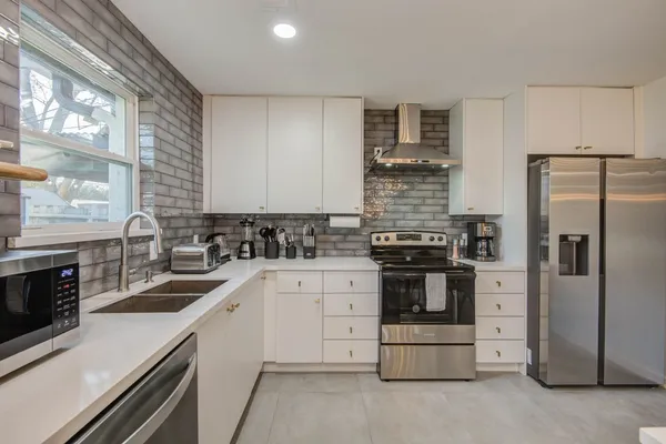 $550,000 | 9515 Meadowglen Lane, Houston, TX 77063