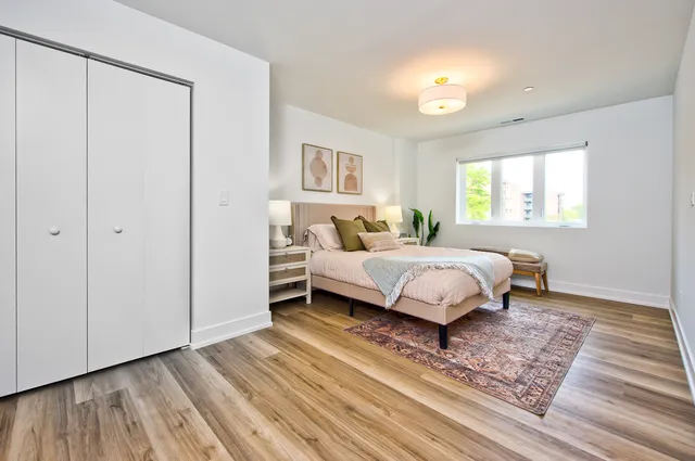 $379,900 | 9396 Landings Lane, Unit 301, Des Plaines, IL 60016