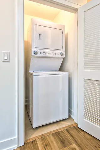 $379,900 | 9396 Landings Lane, Unit 301, Des Plaines, IL 60016