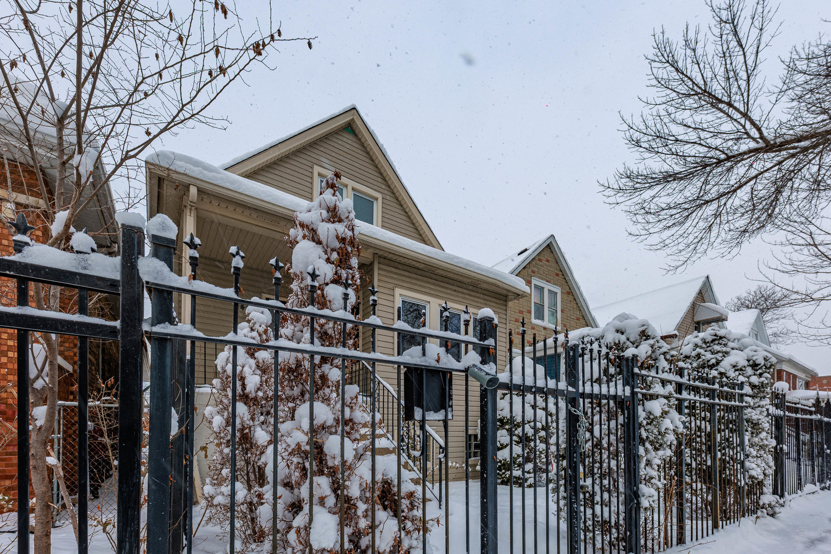 2446 West 69th Street Chicago, IL 60629 - Photo 2 of 29