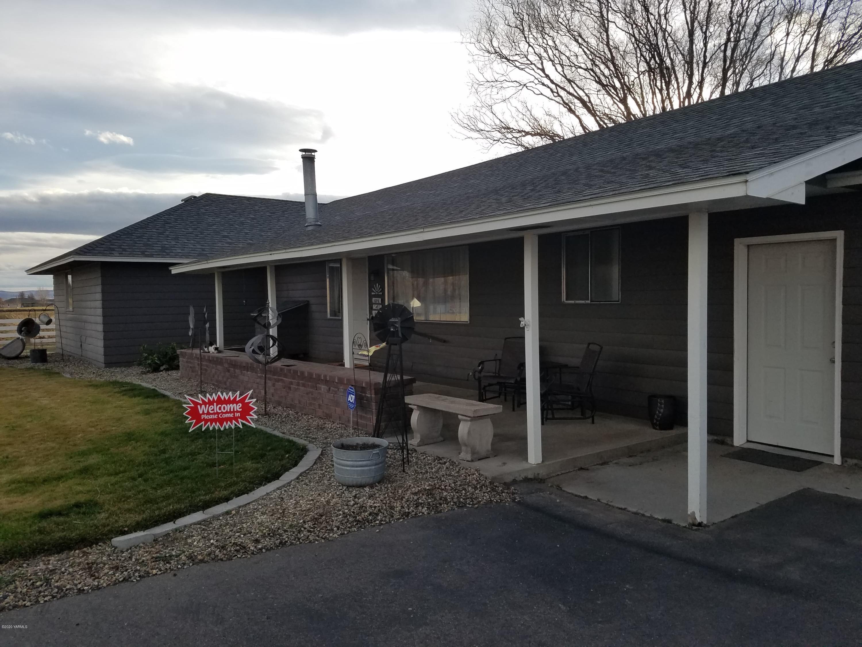 2190 Ray Road Sunnyside, WA 98944 - Photo 1 of 16 a front view of a house with a garden