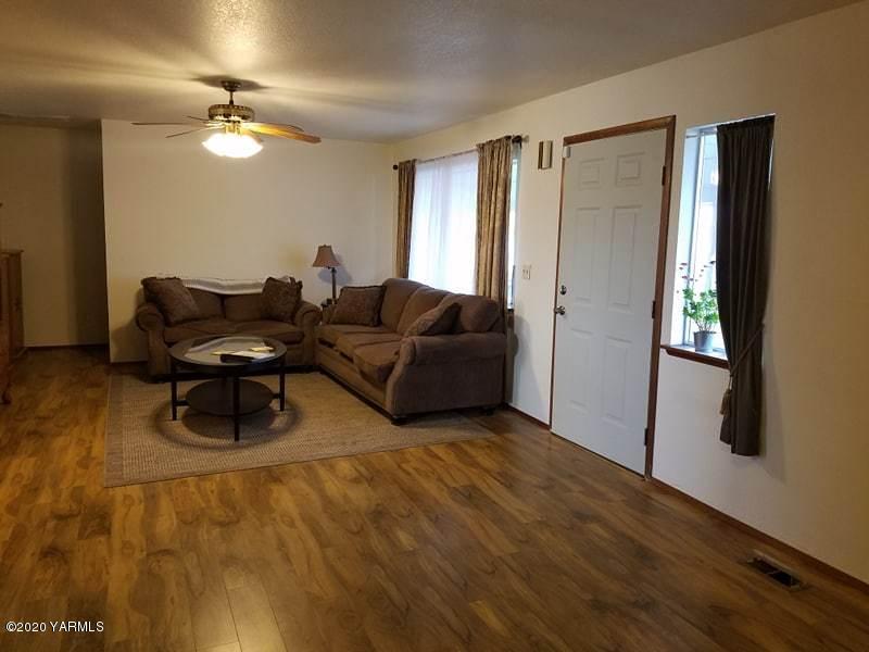 2190 Ray Road Sunnyside, WA 98944 - Photo 2 of 16 a living room with furniture and a window