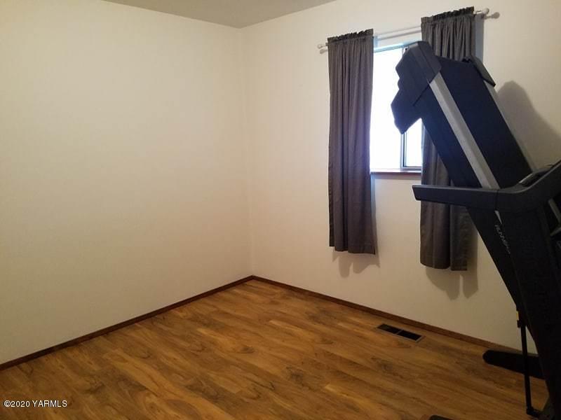 2190 Ray Road Sunnyside, WA 98944 - Photo 11 of 16 wooden floor in an empty room