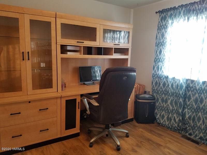 2190 Ray Road Sunnyside, WA 98944 - Photo 12 of 16 a workspace room with furniture