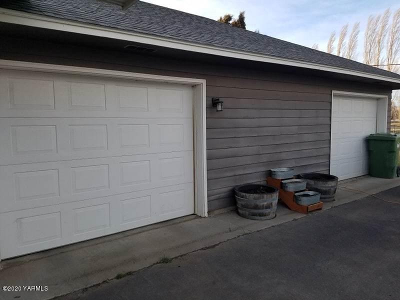 2190 Ray Road Sunnyside, WA 98944 - Photo 13 of 16 a view of a garage