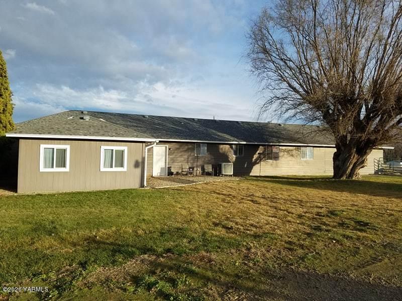 2190 Ray Road Sunnyside, WA 98944 - Photo 15 of 16 a front view of a house with yard and trees