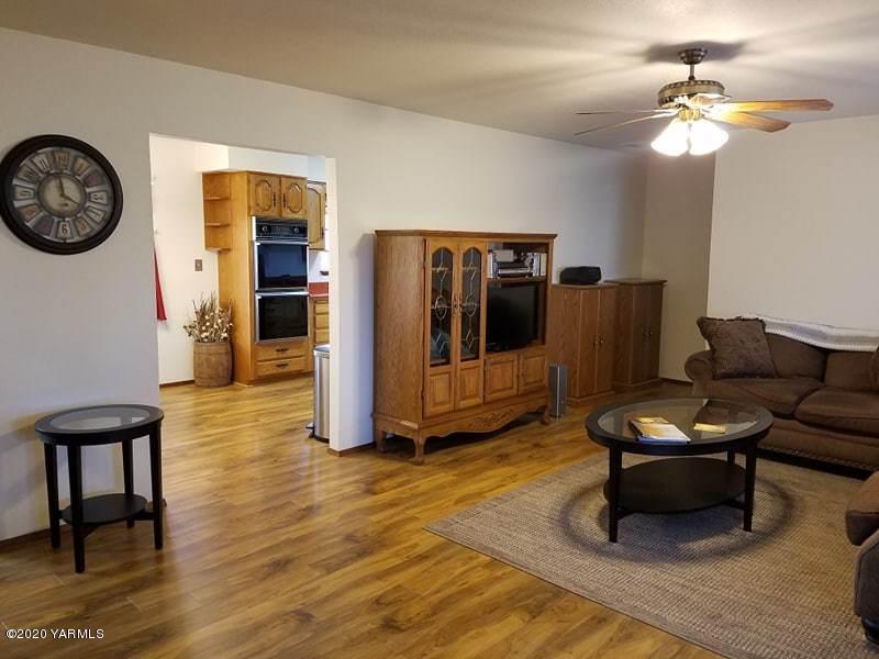 2190 Ray Road Sunnyside, WA 98944 - Photo 3 of 16 a living room with furniture and a table