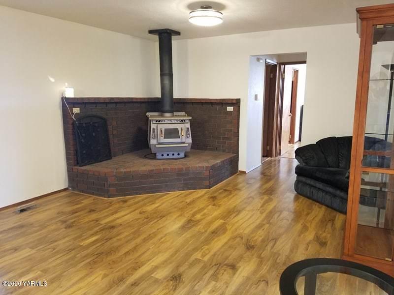 2190 Ray Road Sunnyside, WA 98944 - Photo 4 of 16 a living room with furniture