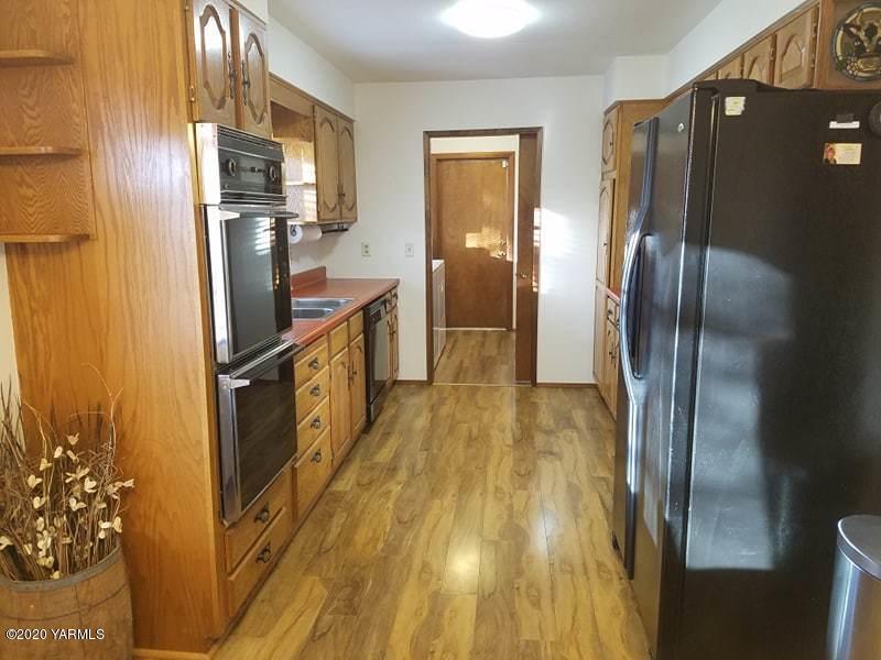 2190 Ray Road Sunnyside, WA 98944 - Photo 5 of 16 a kitchen with stainless steel appliances granite countertop a refrigerator and a sink