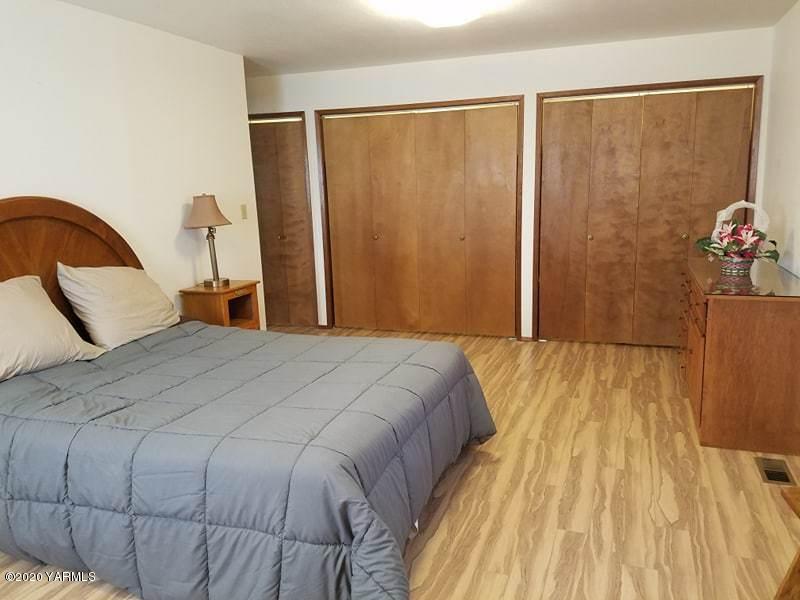 2190 Ray Road Sunnyside, WA 98944 - Photo 7 of 16 a bedroom with a bed and a mirror