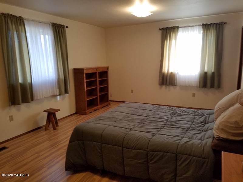 2190 Ray Road Sunnyside, WA 98944 - Photo 8 of 16 a bedroom with a bed and a window
