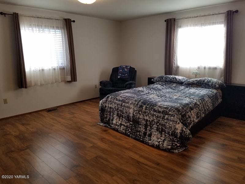 2190 Ray Road Sunnyside, WA 98944 - Photo 9 of 16 a bedroom with a bed and window