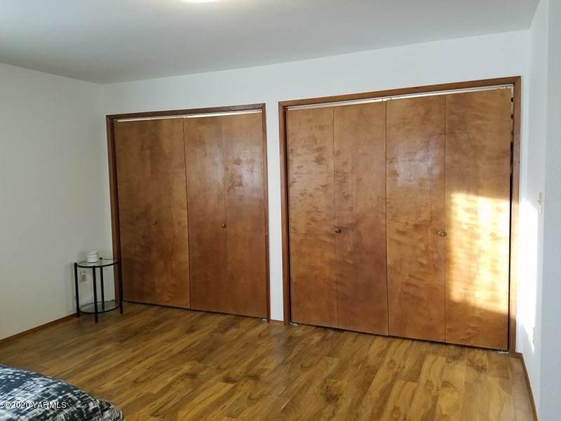 2190 Ray Road Sunnyside, WA 98944 - Photo 10 of 16 a view of an empty room with wooden floor and a window