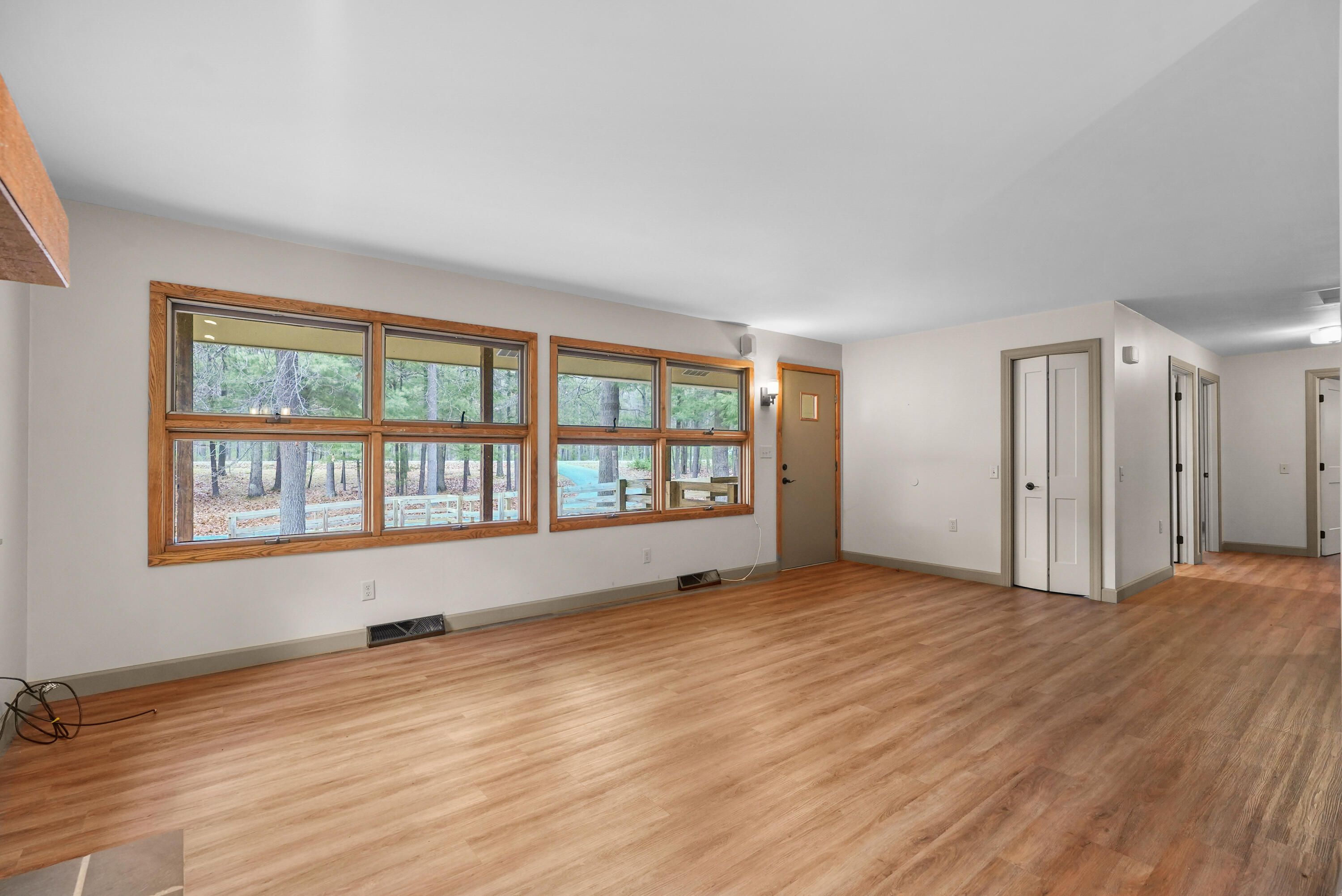 411 Polen Road Manistee, MI 49660 - Photo 9 of 37 Living room