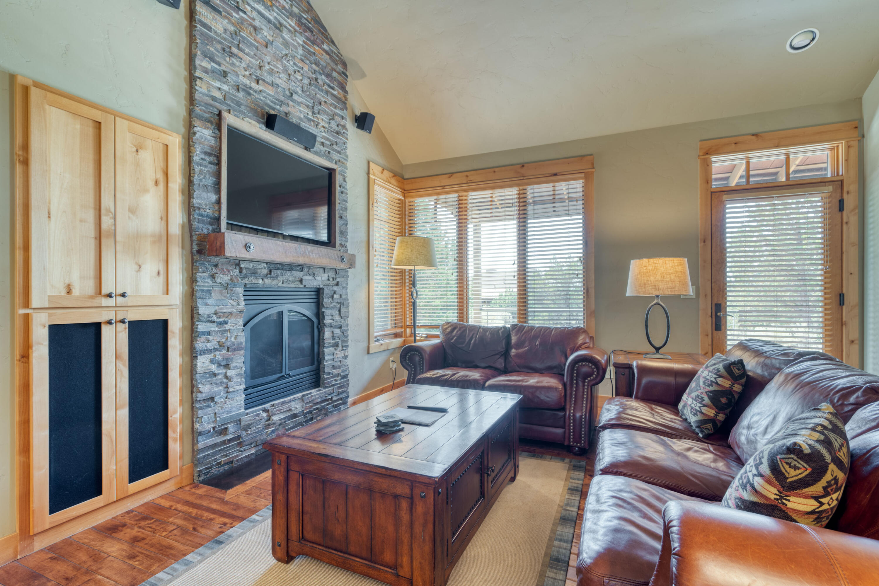 16727 South W Brasada Ranch Road Powell Butte, OR 97753 - Photo 4 of 31 Vaulted great room