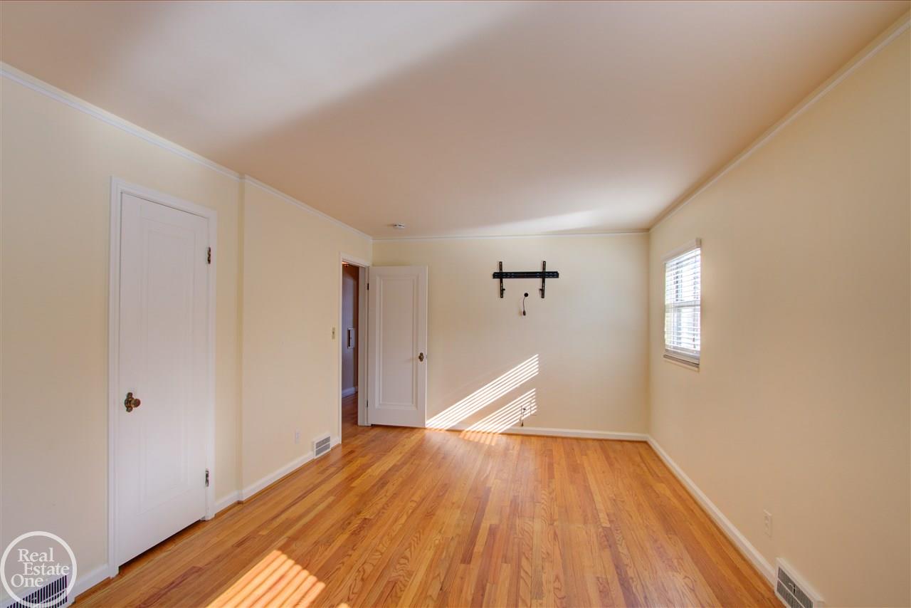 865 Barrington Road Grosse Pointe, MI 48230 - Photo 22 of 43 31370057-21.JPG
