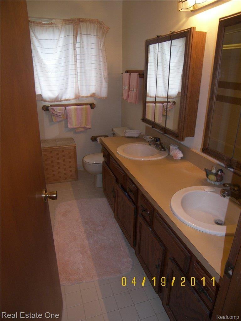 47090 Greenview Road Utica, MI 48317 - Photo 7 of 17 Bathroom