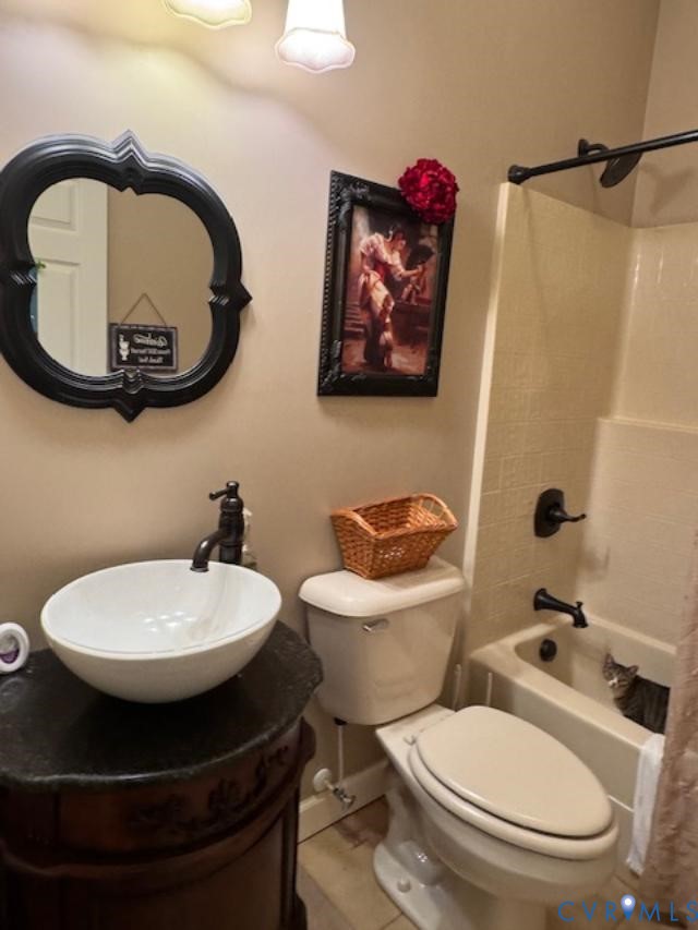 19890 River Road Courtland, VA 23837 - Photo 18 of 32 a bathroom with a toilet a sink and a mirror