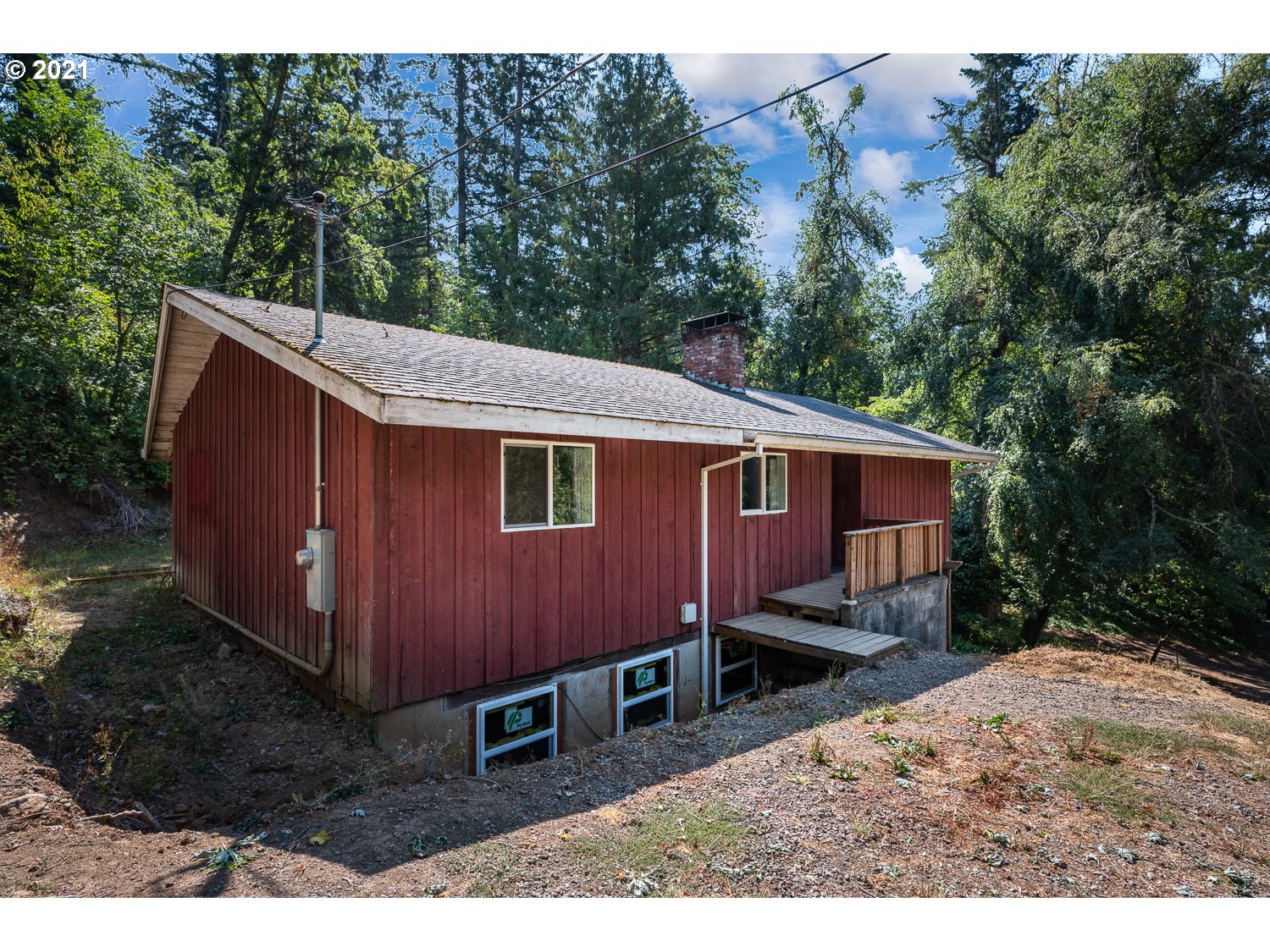 a view of a house with a backyard