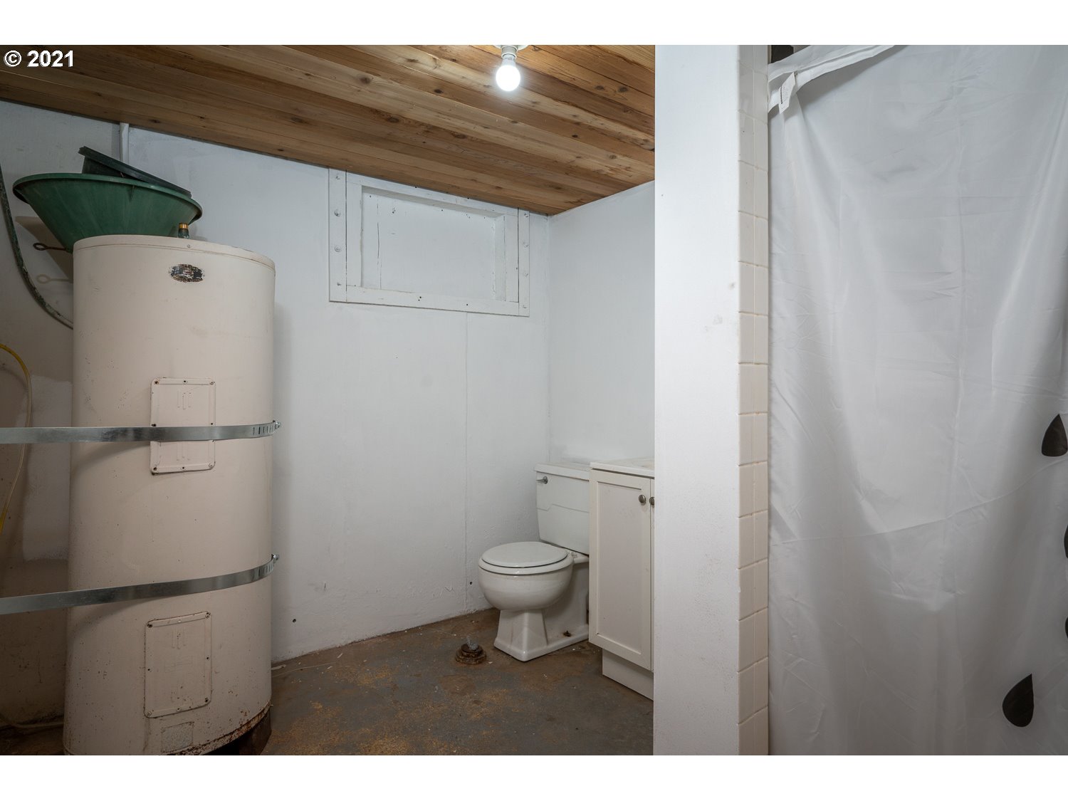 22514 South Redland Road Estacada, OR 97023 - Photo 18 of 28 a bathroom with a toilet and a sink