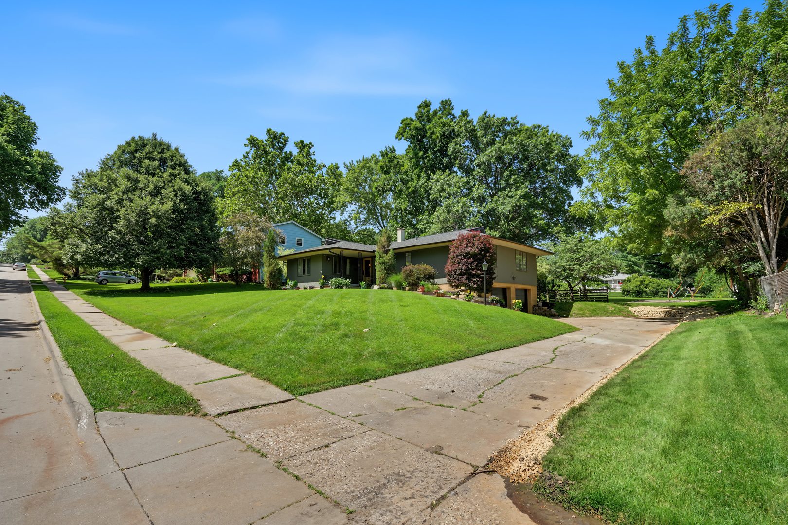 2606 Fairhaven Road Davenport, IA 52803 - Photo 3 of 25