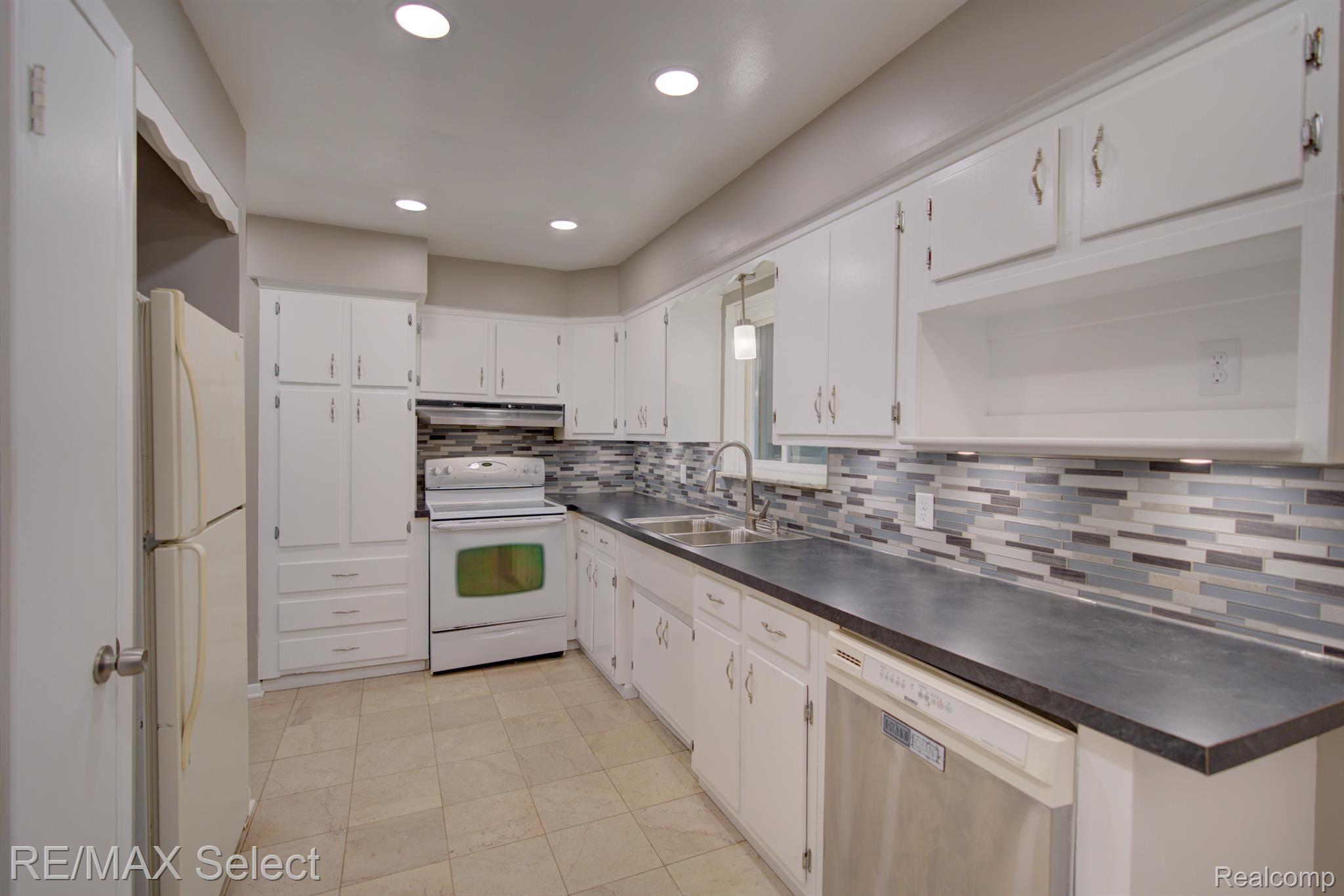 7120 Beecher Road Flushing, MI 48433 - Photo 5 of 27 Gallery Image 5