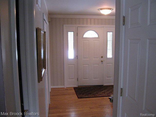 3121 Sunbury Court Rochester, MI 48309 - Photo 2 of 18 SUNBURY CT ENTRANCE