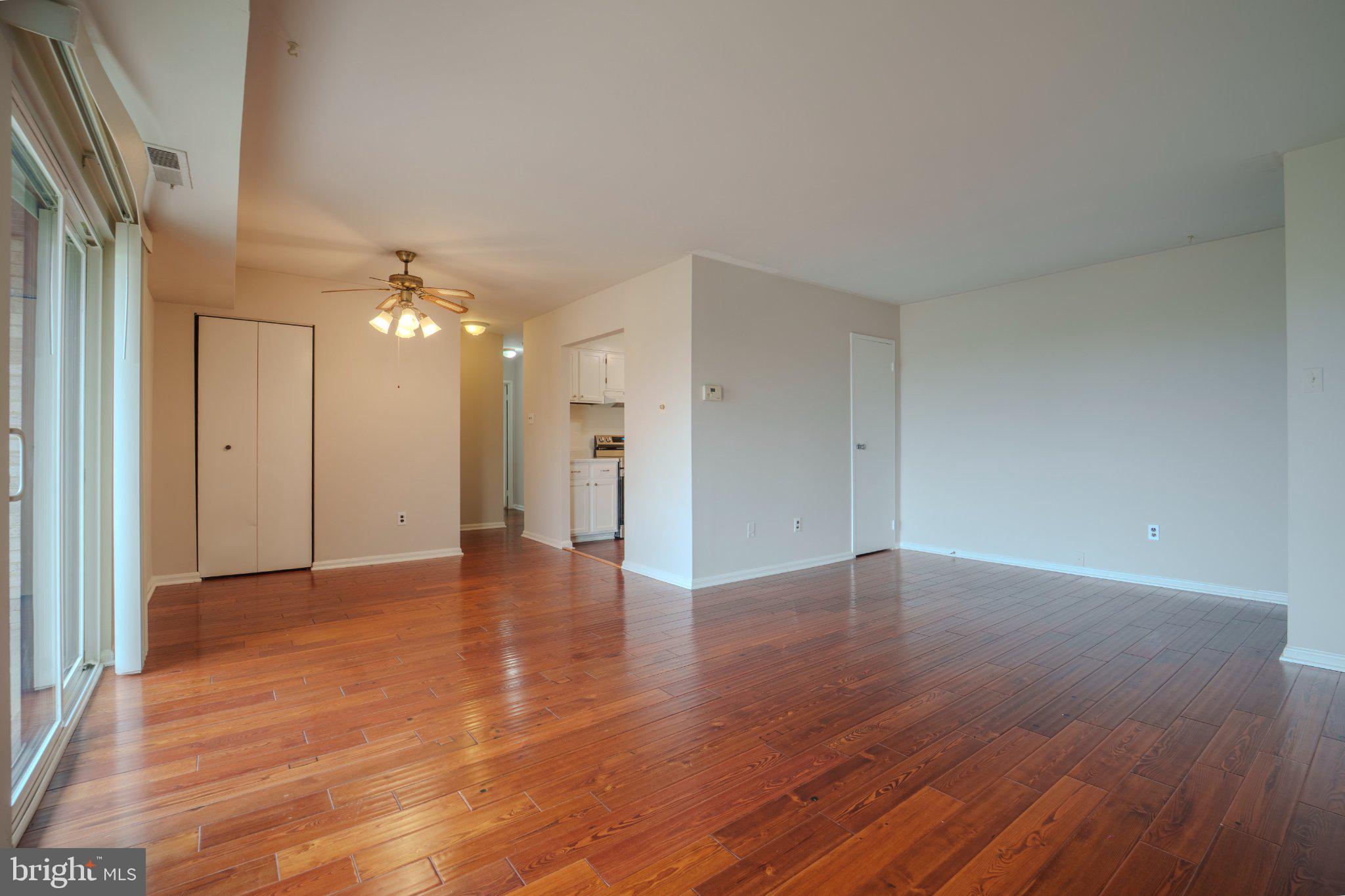 6147 Edsall Road, Unit N Alexandria, VA 22304 - Photo 4 of 28 Spacious, sunlit living area awaits.