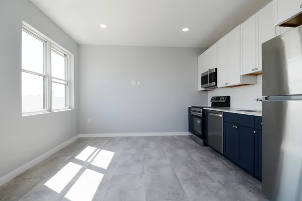 $1,995 | 82-84 East 31st Street, Unit 203, Bayonne, NJ 07002