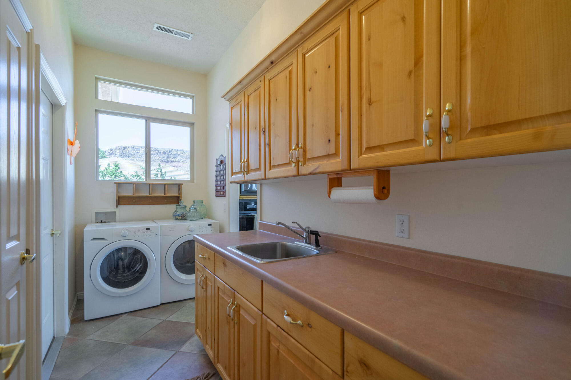 3577 Paiute Road St. George, UT 84790 - Photo 29 of 67 Main level laundry